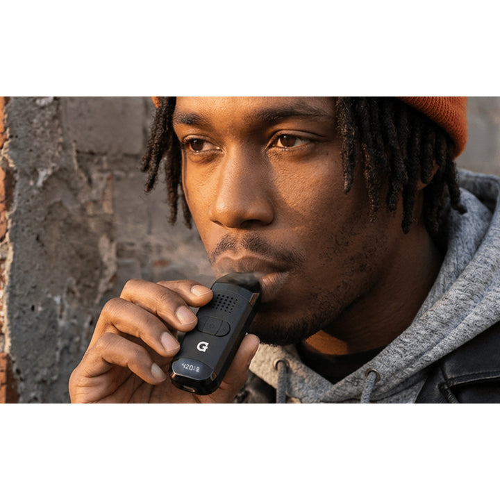Hombre vaporizando con G Pen Dash II