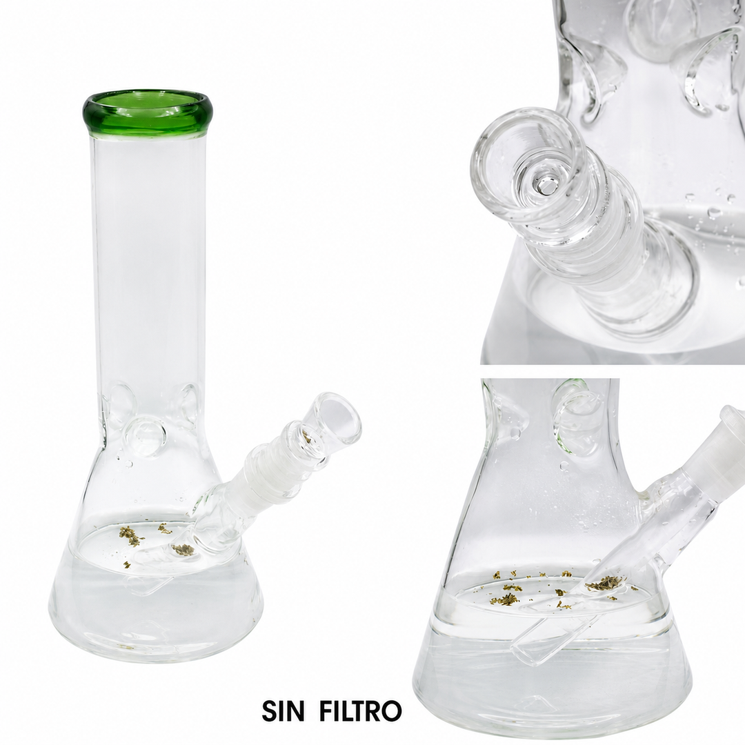Bowl de bong sin filtro instalado, con el orificio central despejado y restos de hierba