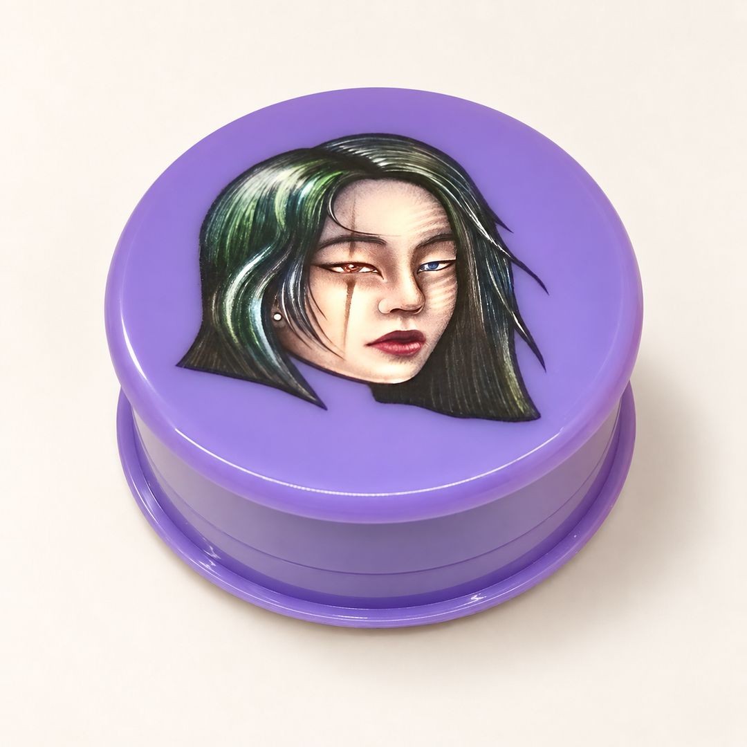 Grinder de acrílico morado Lion Rolling Circus con personaje de cabello verde
