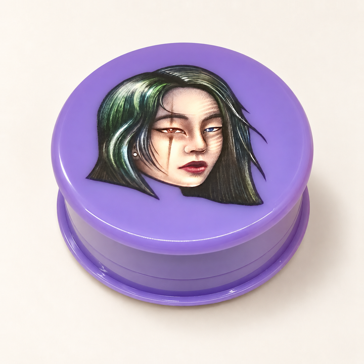 Grinder de acrílico morado Lion Rolling Circus con personaje de cabello verde