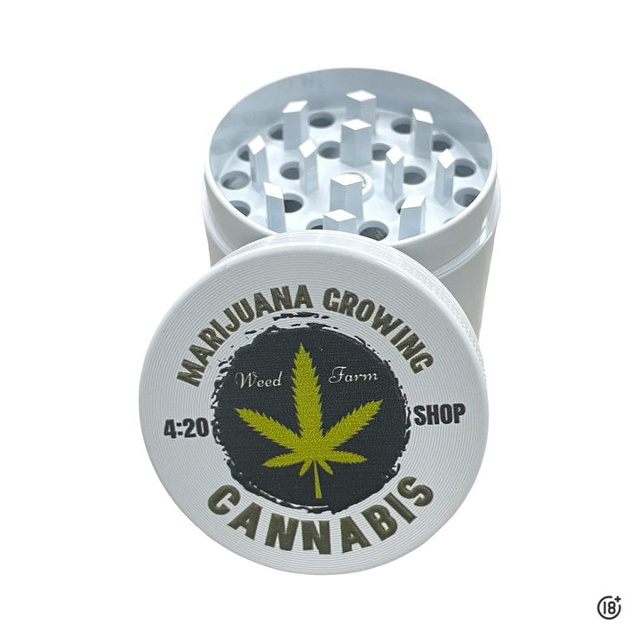 Grinder metálico portátil abierto mostrando las cuchillas de molienda para hierbas secas