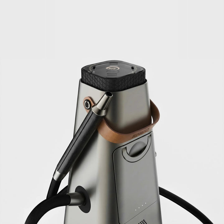 Detalle superior de la hookah eléctrica ENSŌ con la correa de cuero vegano color coñac, la boquilla y la tapa con relieve geométrico