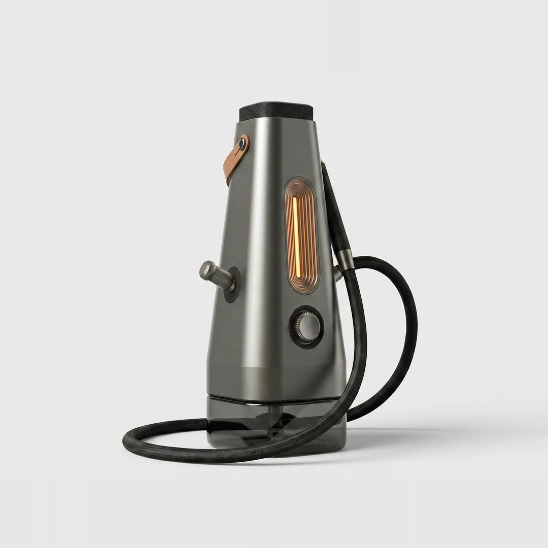 Hookah eléctrica ENSŌ en ángulo: columna gris metálico que se afina hacia arriba sobre el tanque de vidrio