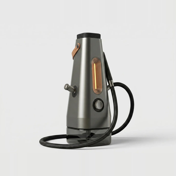 Hookah eléctrica ENSŌ en ángulo: columna gris metálico que se afina hacia arriba sobre el tanque de vidrio