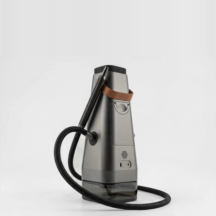Dorso de la hookah eléctrica AirVape ENSŌ con la tapa trasera, cuatro puntos de luz y la manguera trenzada