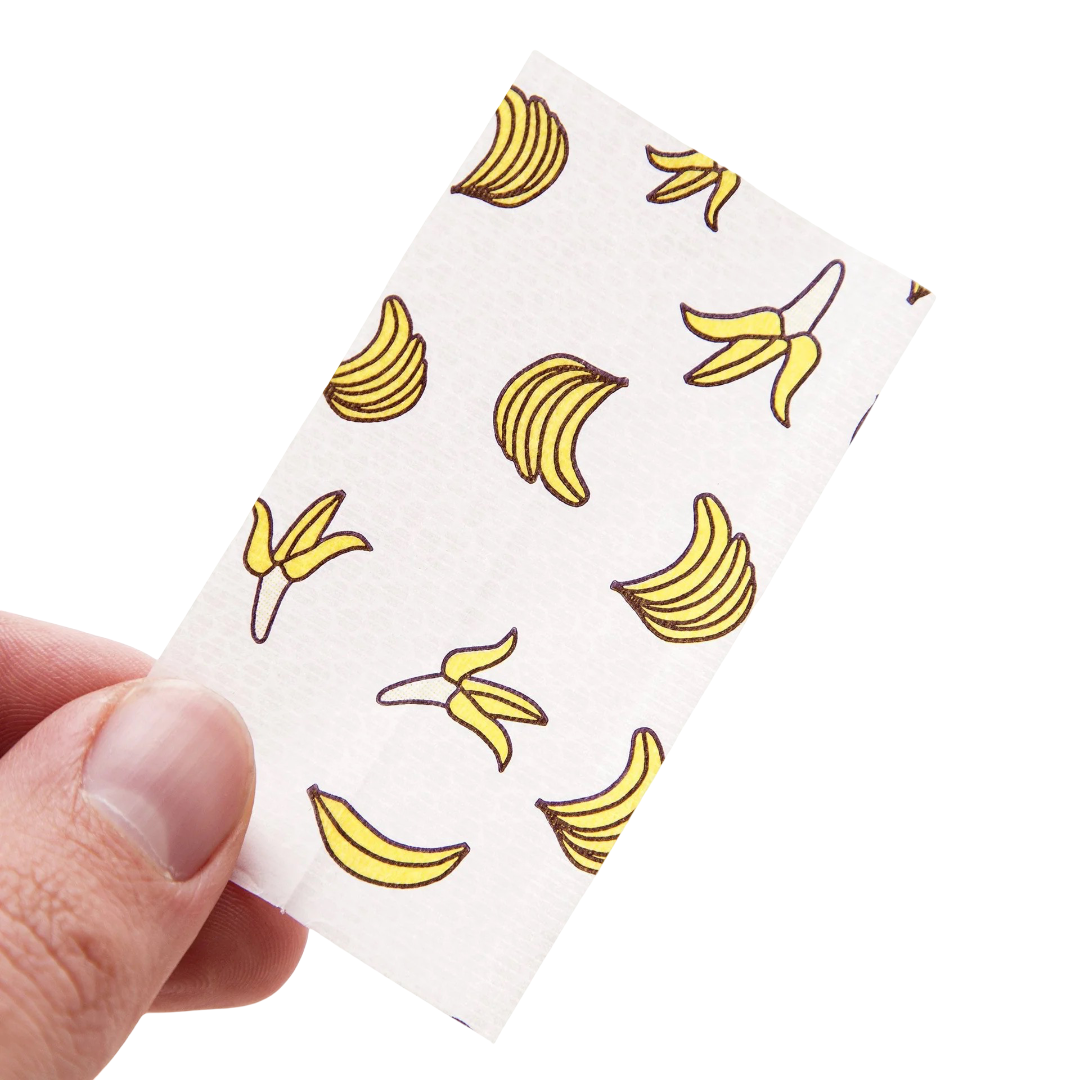Papeles sabor a banana Juicy Jay’s con impresión de frutas, para una experiencia de sabor tropical.