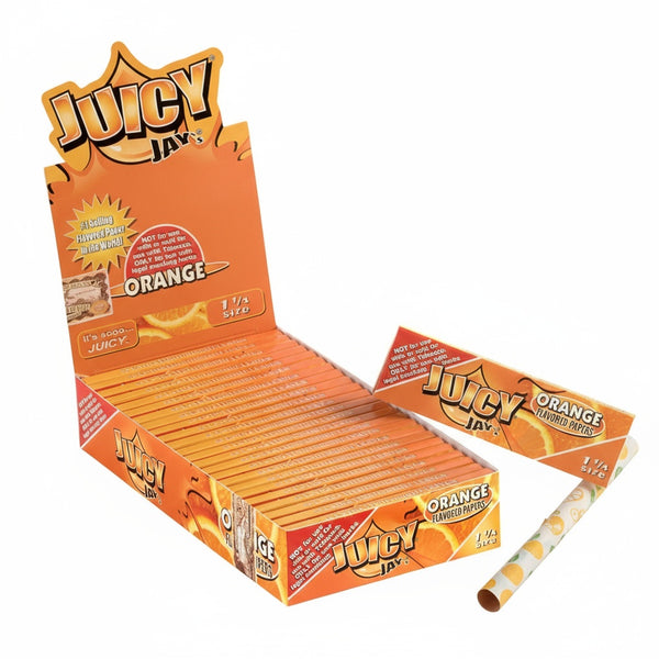 Caja de exhibición Juicy Jay's Orange 1¼ con un librillo suelto y un papel ya armado impreso con naranjas.
