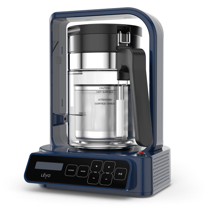 LĒVO C, máquina para infusionar aceites y mantequillas, vista de tres cuartos con el vaso de vidrio montado