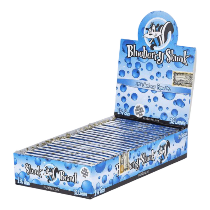 Empaque de papeles Skunk Blueberry con diseño de burbujas azules y logo clásico de Skunk Brand.
