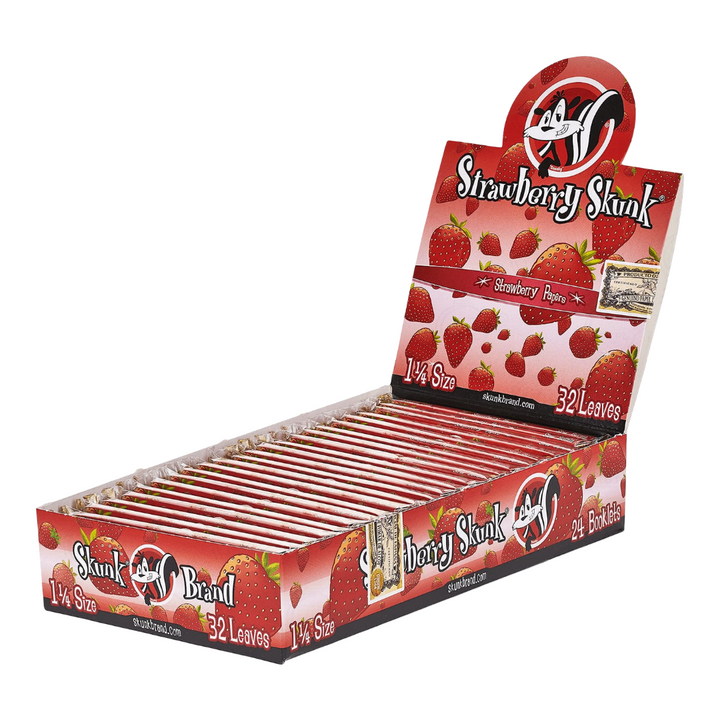 Empaque de papeles Skunk Strawberry Brand 1 ¼, sabor fresa y diseño colorido clásico.