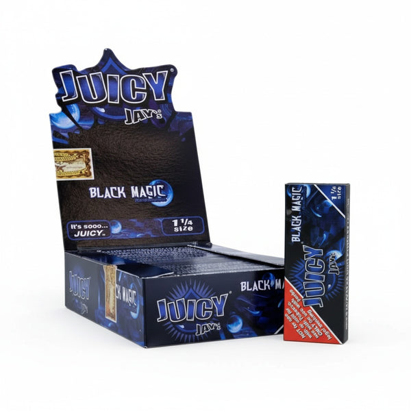 Caja de exhibición de papeles Juicy Jay's Black Magic 1¼ junto a un librillo individual de 32 hojas.