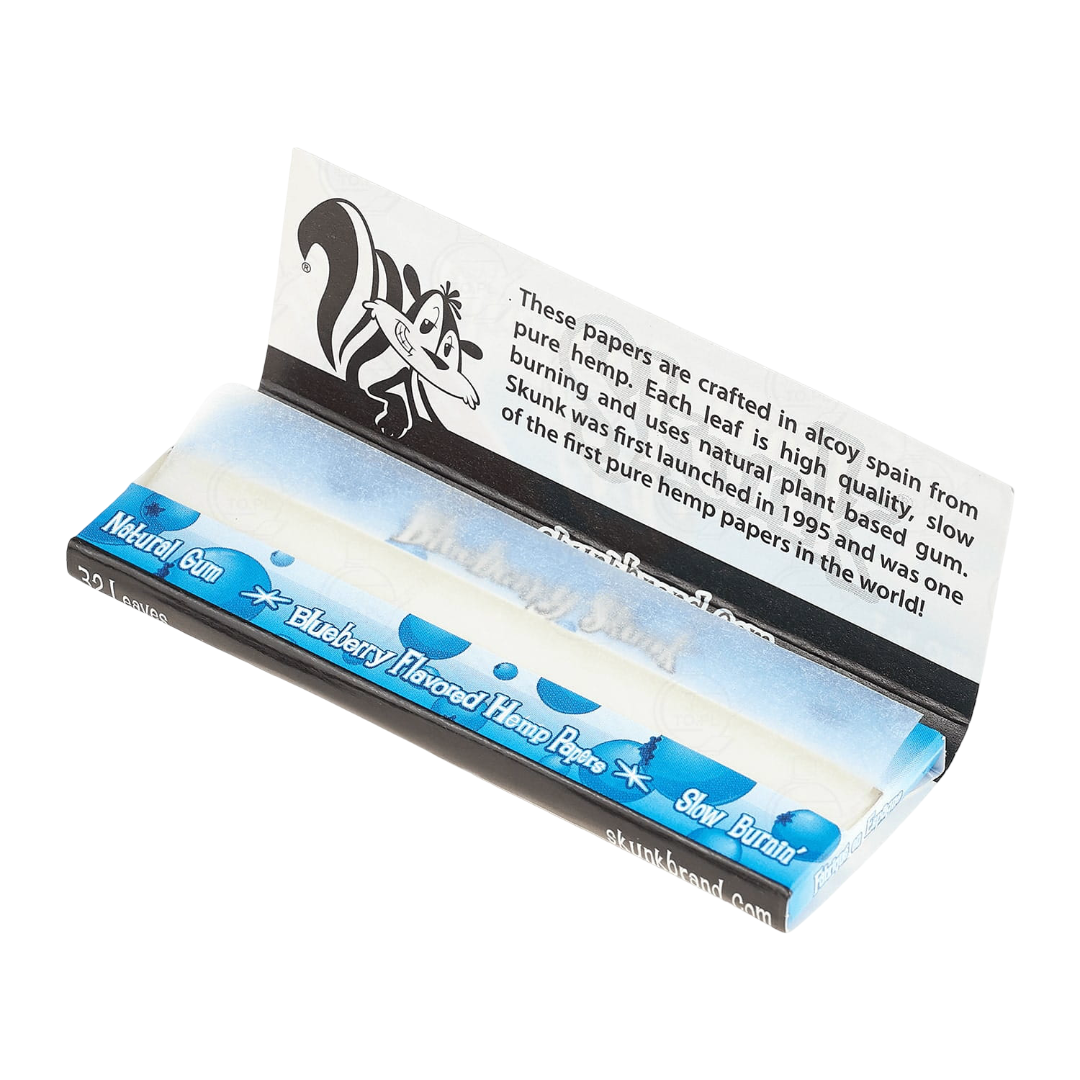 Caja de papeles Skunk Brand Blueberry 1 ¼, papeles de cáñamo con sabor natural a arándano.