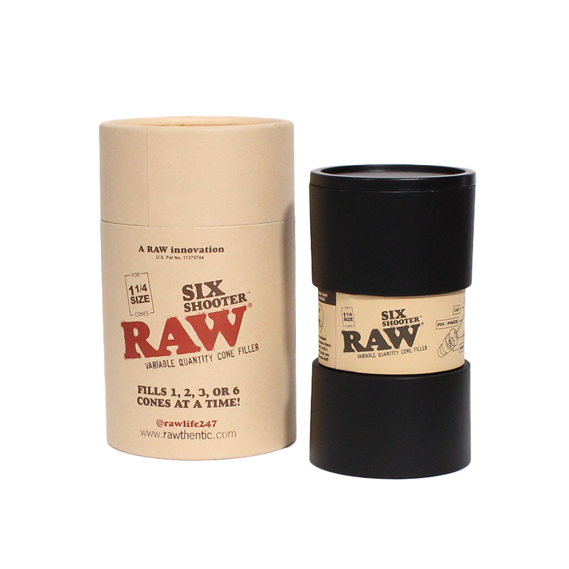RAW Six Shooter 1 1/4 de cuerpo negro mate junto a su tubo de cartón kraft