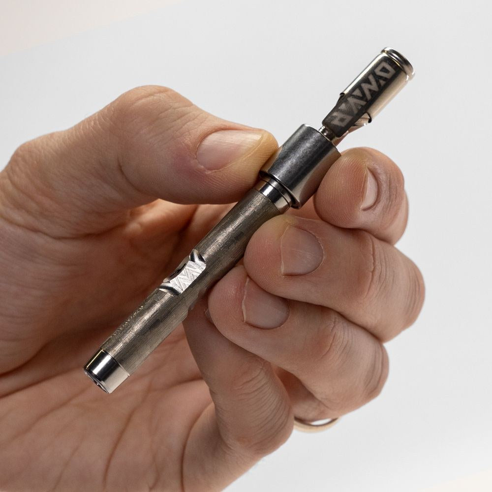 Spinner DynaVap J.P. Spinley instalado en un DynaVap M sostenido en la mano