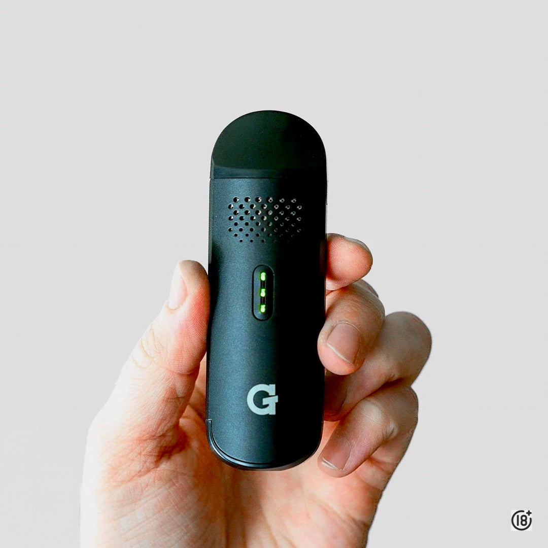 Vaporizador G Pen Dash portátil sostenido en mano con indicador LED verde