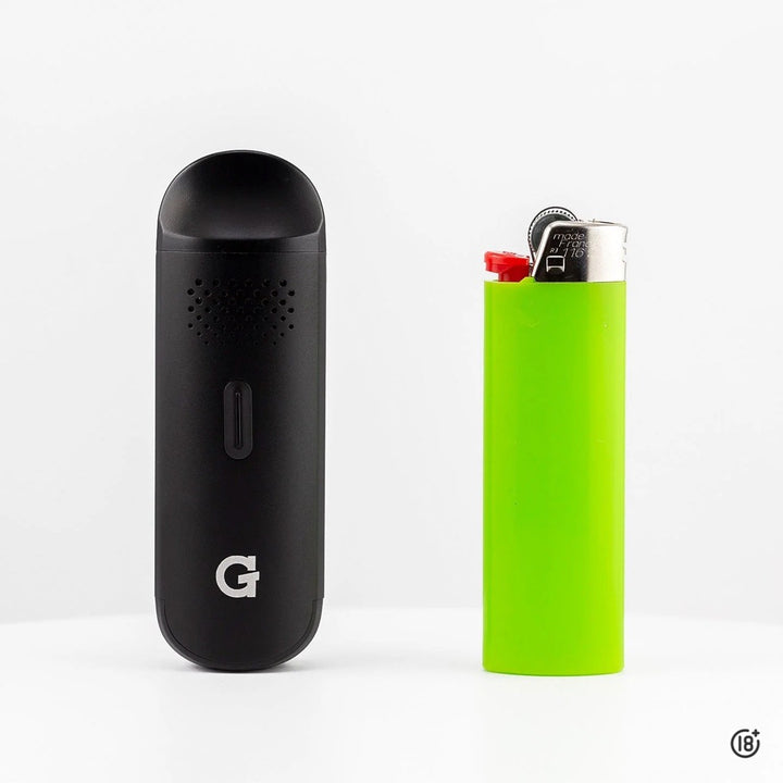 Vaporizador G Pen Dash comparado con encendedor para mostrar tamaño compacto
