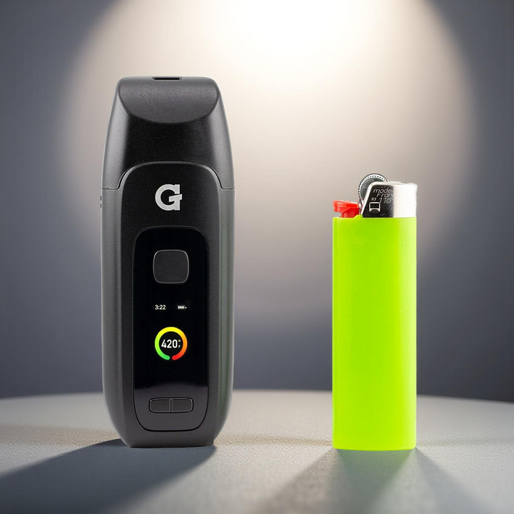 Comparativo de tamaño del vaporizador G Pen Dash+ junto a encendedor estándar.