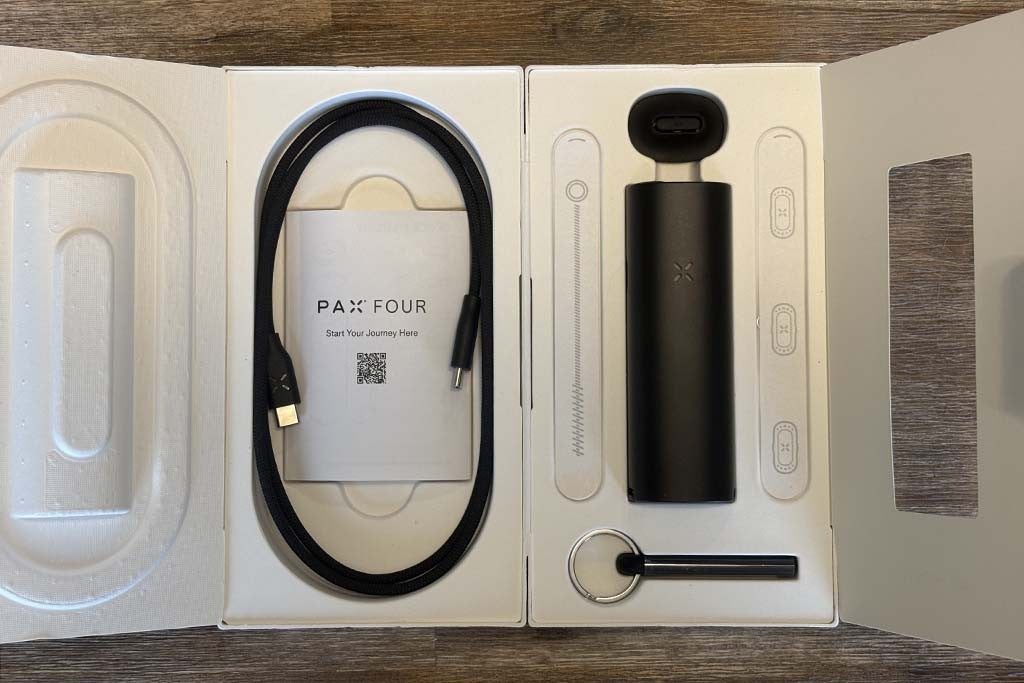 Contenido de la caja del PAX 4 — vaporizador, boquillas, cable USB-C, multi-tool, pantallas y cepillos