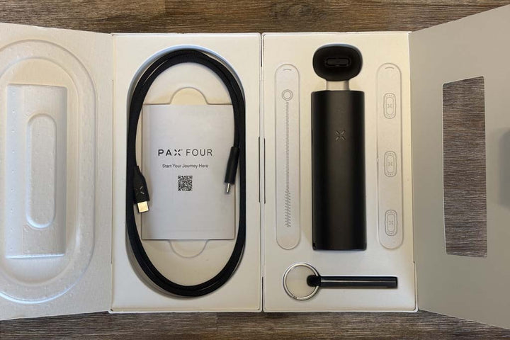 Contenido de la caja del PAX 4 — vaporizador, boquillas, cable USB-C, multi-tool, pantallas y cepillos
