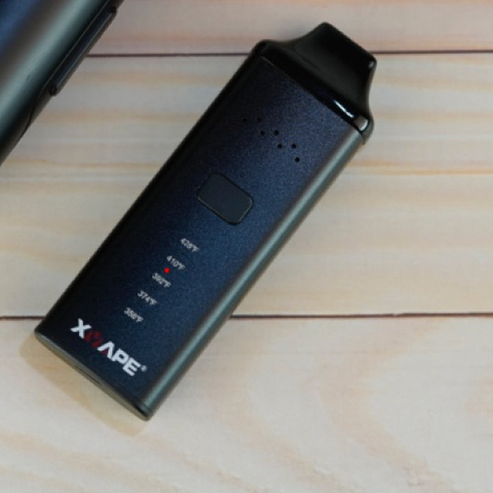 XVAPE Avant negro con uno de los cinco LED encendido, junto al botón frontal y la escala de temperatura
