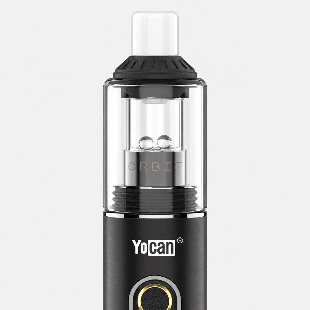 Copa de cuarzo sin bobina del Yocan Orbit 2.0 con dos terp pearls a la vista bajo la cubierta de vidrio y la boquilla de cerámica