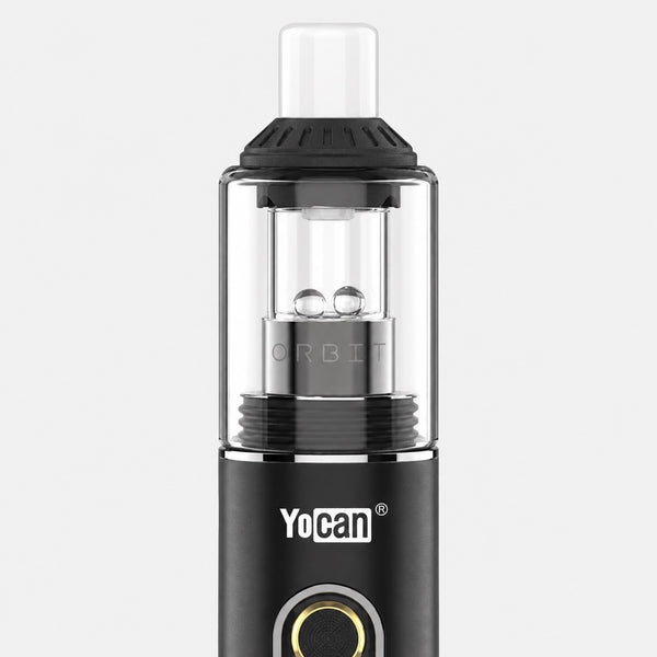 Copa de cuarzo sin bobina del Yocan Orbit 2.0 con dos terp pearls a la vista bajo la cubierta de vidrio y la boquilla de cerámica