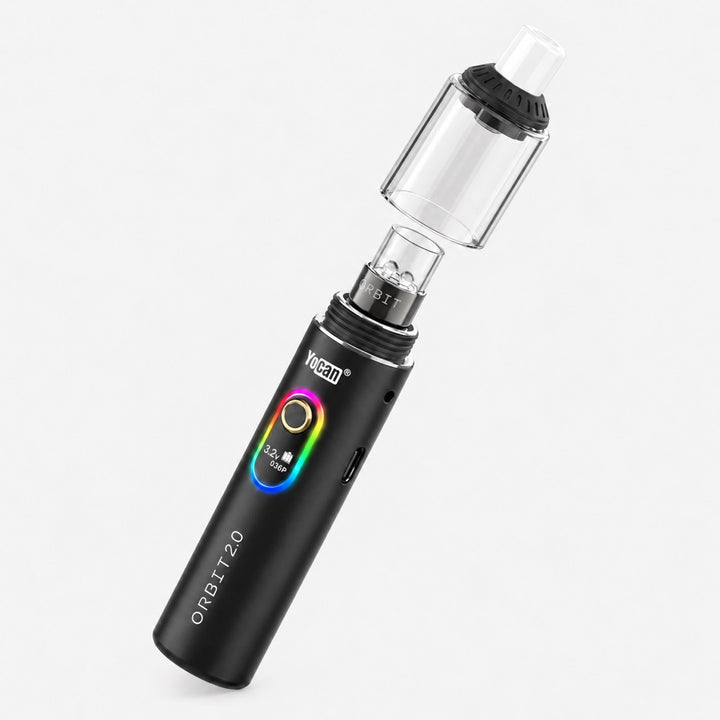 Yocan Orbit 2.0 negro por partes, con la pantalla OLED encendida y la cubierta de vidrio retirada de la copa de cuarzo