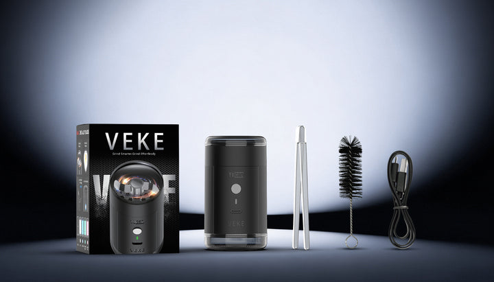 Contenido de la caja del Yocan VEKE: grinder negro, pinzas de plástico, cepillo y cable USB-C