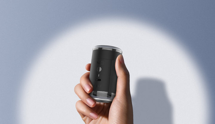 Yocan VEKE negro sostenido en una mano, de 50,5 mm de diámetro por 92 mm de alto