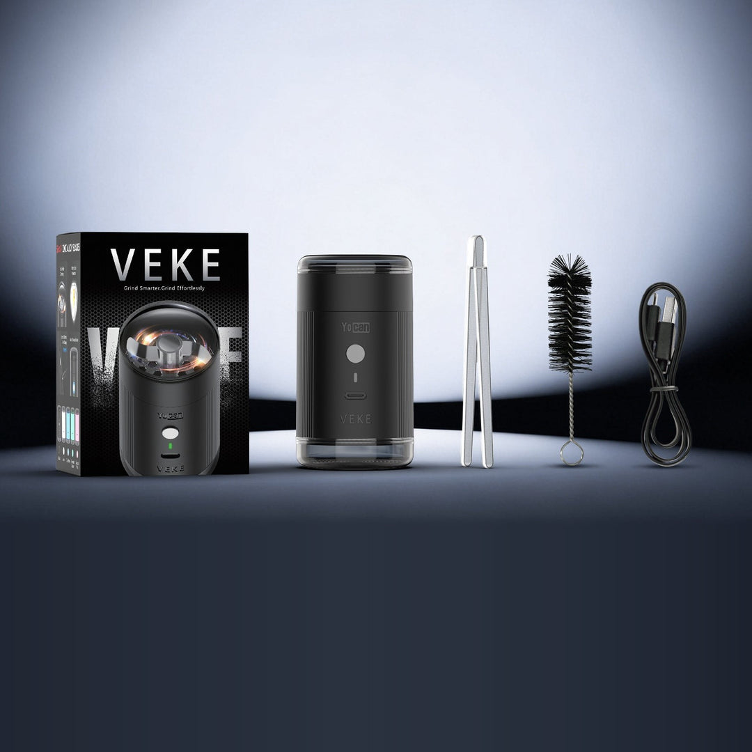 Contenido de la caja del Yocan VEKE: grinder negro, pinzas de plástico, cepillo y cable USB-C