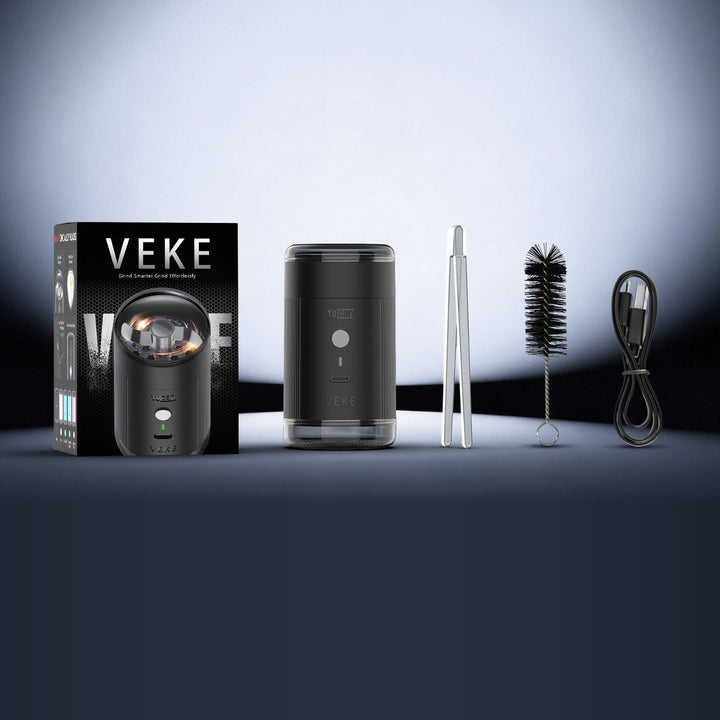 Contenido de la caja del Yocan VEKE: grinder negro, pinzas de plástico, cepillo y cable USB-C