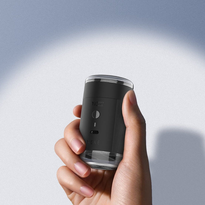 Yocan VEKE negro sostenido en una mano, de 50,5 mm de diámetro por 92 mm de alto