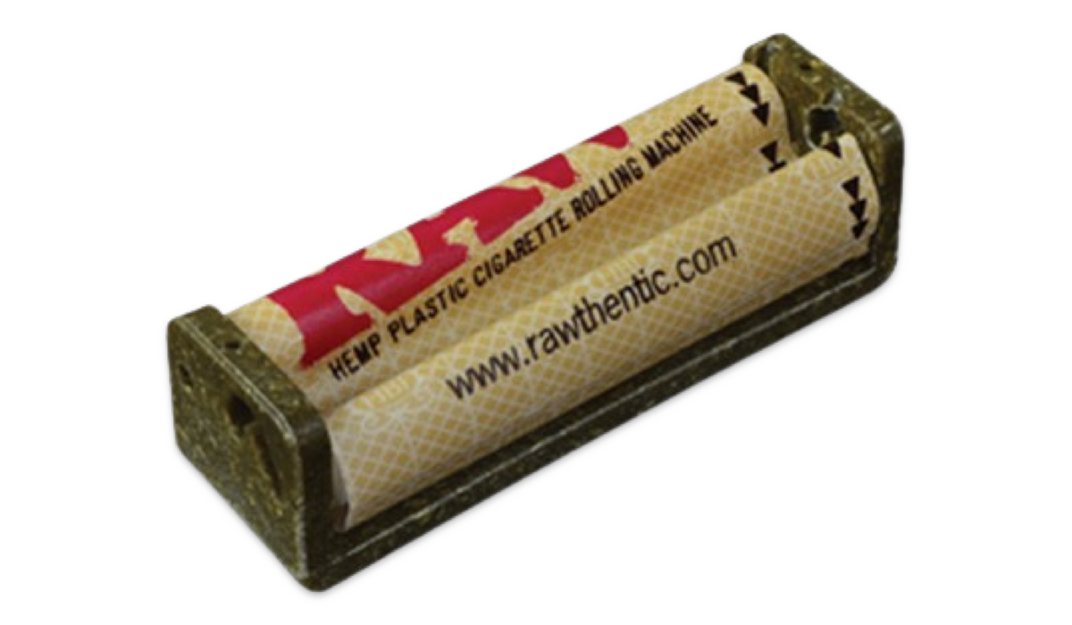 Rótulo impreso del delantal de la enroladora RAW: logo RAW, "HEMP PLASTIC CIGARETTE ROLLING MACHINE" y la dirección web de la marca